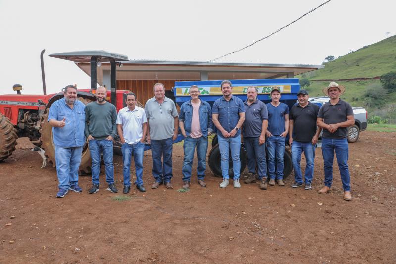 Vereadores participam de entrega de implemento agrícola, no Passo Liso